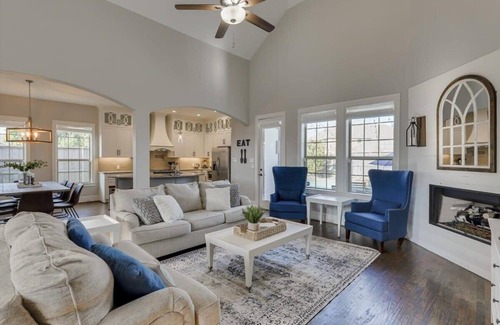 Rowlett House | Relaxing Texan Oasis with Private Pool and Hot Tub
