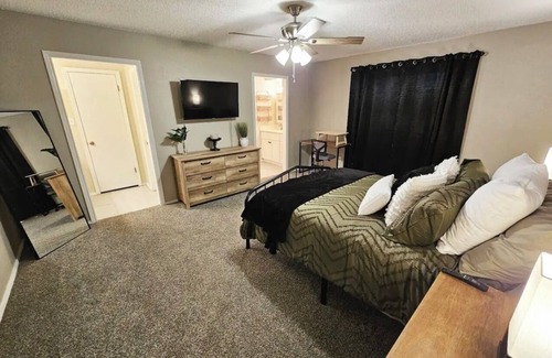Lewisville House | Experience Texan Tranquility with Breakfast & Family Fun