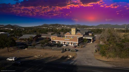 Cedar Park Hotel | Enjoy Family-Friendly Bungalows Hotel & Hotel Que in Austin