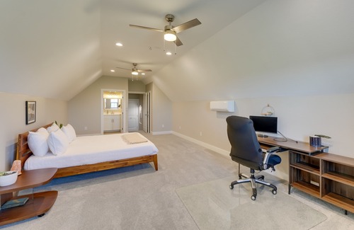 Manor House | Inviting Texas Farmhouse Retreat with Patio & Spa Amenities