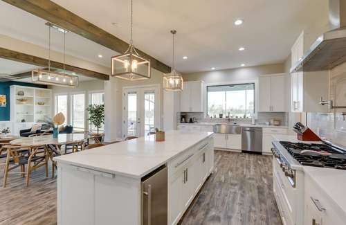 Manor House | Inviting Texas Farmhouse Retreat with Patio & Spa Amenities
