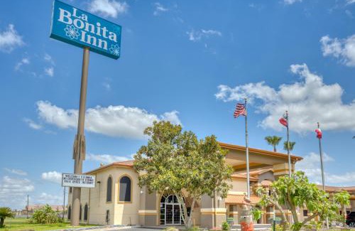Donna Hotel | Family-Friendly Retreat at Texas Inn Donna with Pool Access