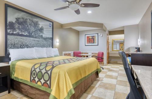 Donna Hotel | Family-Friendly Retreat at Texas Inn Donna with Pool Access