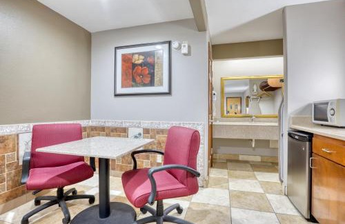 Donna Hotel | Family-Friendly Retreat at Texas Inn Donna with Pool Access