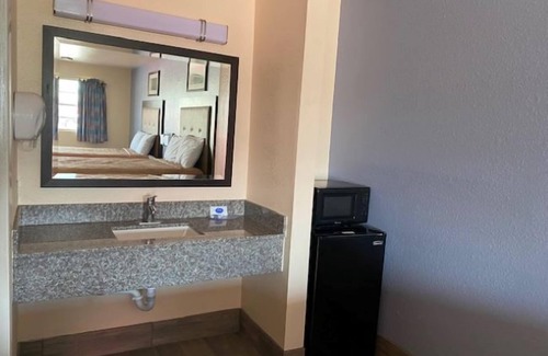 Seguin Hotel | Convenient Stay at Texas Inn with Family-Friendly Amenities