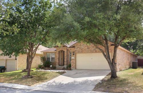 Wetmore House | Discover Texas Home: Enjoy a Poolside Family Retreat