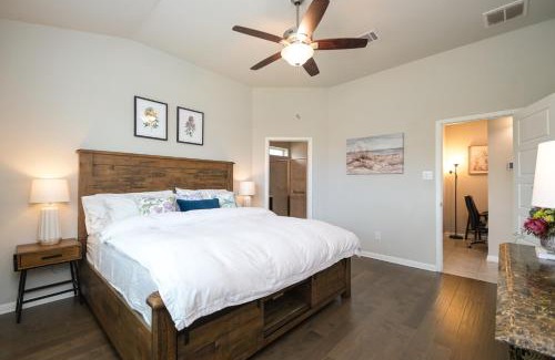 Far North Central Apartment | Texas Luxury Home at Redland
