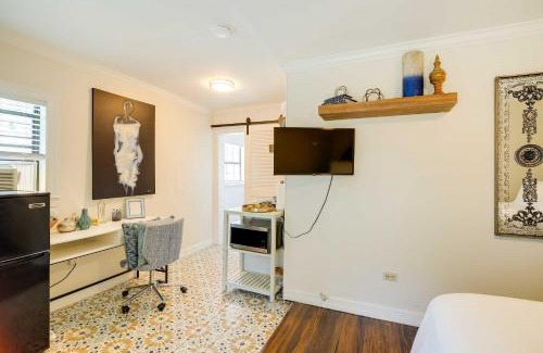 Riverside Terrace Apartment | Cozy Texas Studio with Pool Access Near TDECU Stadium