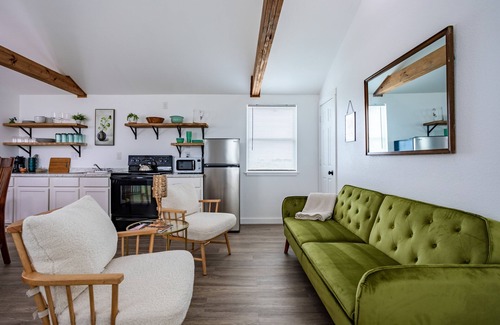 Valley Mills House | Experience Texas Trio: Waco, Magnolia & Baylor Awaits