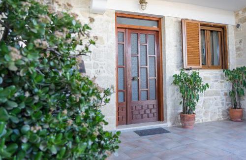 Filaki House | Pet-Friendly Thòlos: Guest Rated 9.8 with Family Amenities