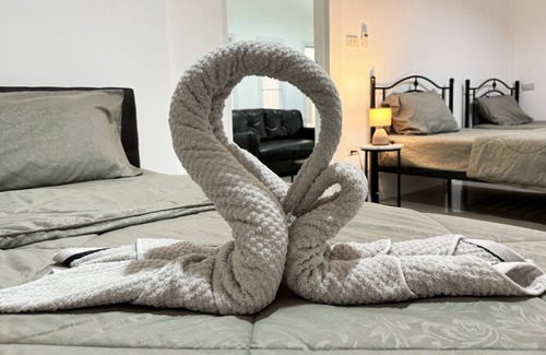 Ayutthaya House | Discover Baan Khunphiphit Homestay: Family-Friendly Retreat