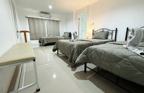 Ayutthaya House | Discover Baan Khunphiphit Homestay: Family-Friendly Retreat