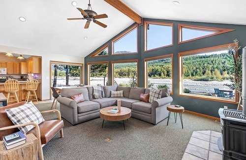 Packwood Cabin | Relaxing River House: Hot Tub, Fire Pit & Gazebo Retreat
