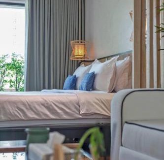 Khlong Tan Nuea House | Inviting Thai Wabi-Sabi Loft with Child-Friendly Amenities