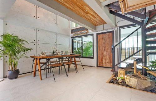 Khlong Tan Nuea House | Inviting Thai Wabi-Sabi Loft with Child-Friendly Amenities