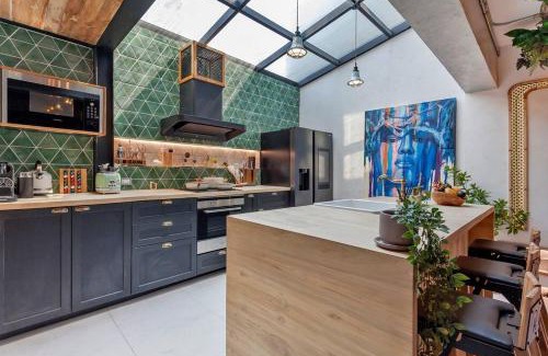 Khlong Tan Nuea House | Inviting Thai Wabi-Sabi Loft with Child-Friendly Amenities