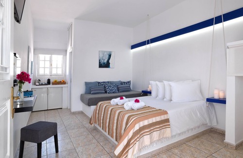 Kimolos House | Discover Thalasea Kimolos: Family-Friendly with Pool & Dining