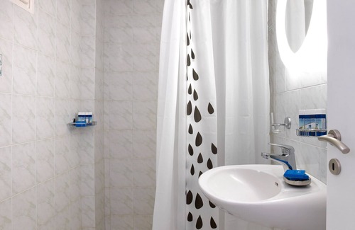 Kimolos House | Discover Thalasea Kimolos: Family-Friendly with Pool & Dining