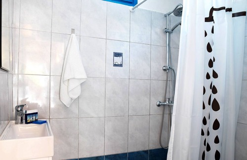 Kimolos House | Discover Thalasea Kimolos: Family-Friendly with Pool & Dining