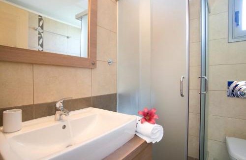 Lygia House | Experience Thalassa Mare Villas: Oceanfront Bliss & 9.9 Rating