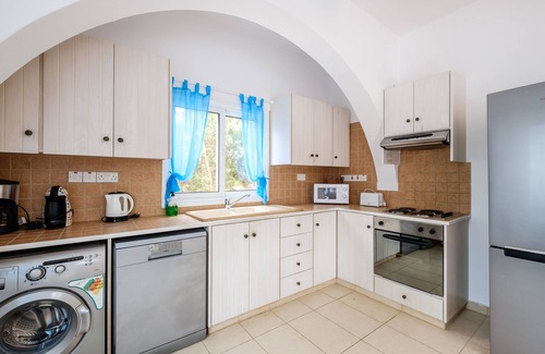 Ayia Thekla Hotel | Discover Thalassines Beach Villas: Ocean View Retreat