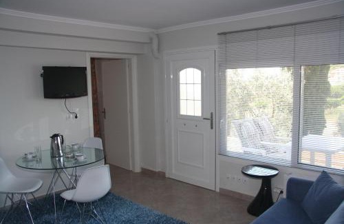 Psili Ammos Apartment | Oceanfront Escape at Thalatta Seaside Accommodation