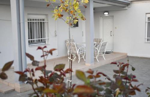 Trikala Apartment | Thalia's House - Family-Friendly Retreat with Full Kitchen