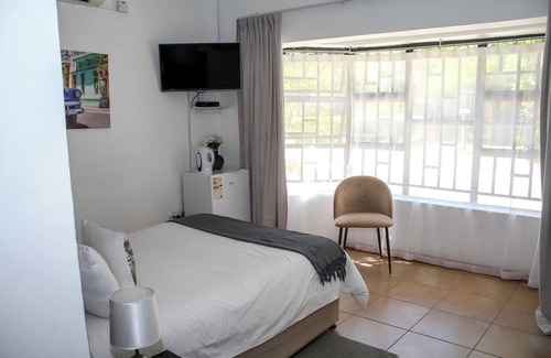 Maun House | Highly Rated Thamalakane Guest House with Pool & Breakfast