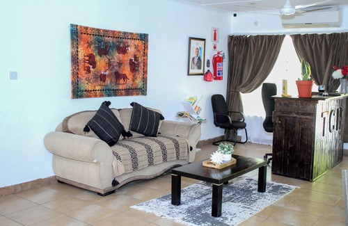 Maun House | Highly Rated Thamalakane Guest House with Pool & Breakfast