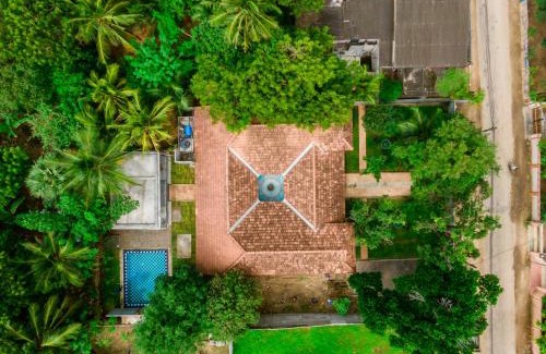 Jaffna Hotel | Discover Thambu Illam: Family-Friendly with Pool & Dining