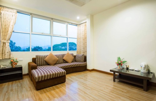 Pak Chong Hotel | Budget-Friendly Tharakiree Place Hotel with Great Amenities