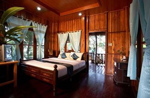 Wok Tum Hotel | Cozy Tharathip Resort with Pool and Ocean View
