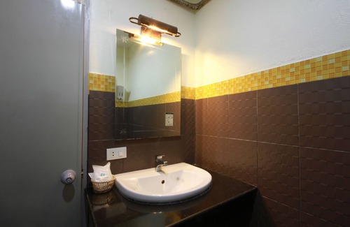 Wok Tum Hotel | Cozy Tharathip Resort with Pool and Ocean View