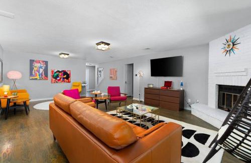 Round Rock House | Vibrant 70s House - Enjoy a Pool & Game Room Retreat