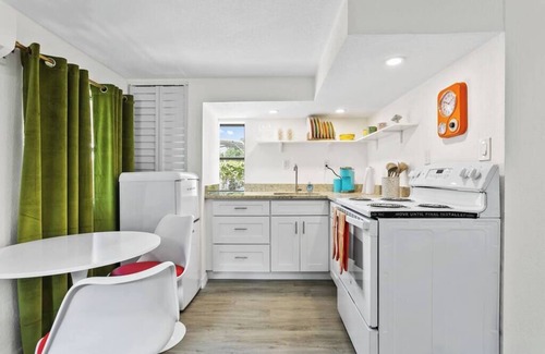 Seminole Heights Apartment | Retro-Themed Apartment Near Coffee, Food & Shops