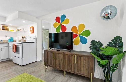 Seminole Heights Apartment | Retro-Themed Apartment Near Coffee, Food & Shops