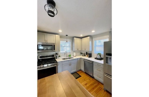 Stillwater House | Cozy That Cute BNB: 2-Bedroom with Ocean Views