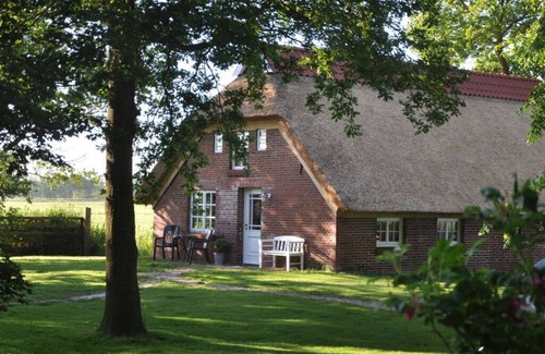 Butjadingen House | Relax at Thatchdachkate Sillenserwisch – Pet Friendly & Family-Oriented