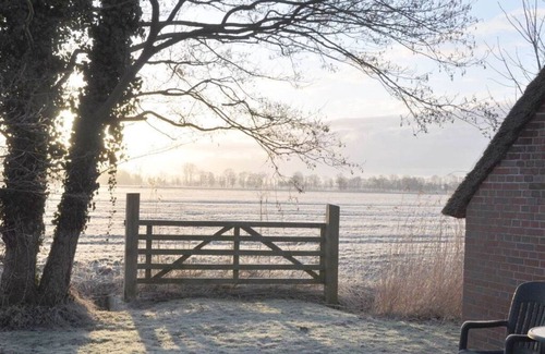 Butjadingen House | Relax at Thatchdachkate Sillenserwisch – Pet Friendly & Family-Oriented