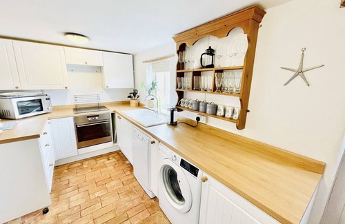 Sea Palling Cottage | Dog-Friendly Thatched Beach Cottage with Ocean Views
