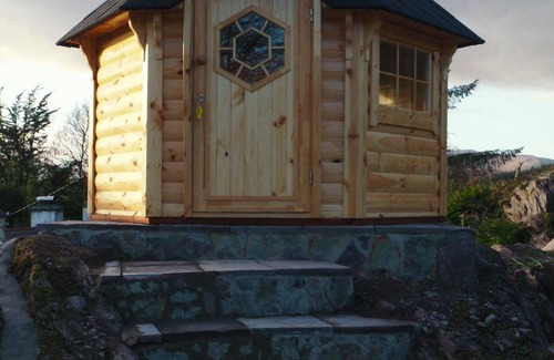 Shiplake Ski Chalet | Historic Thatched Cottage with Ocean View & Pet-Friendly Perks