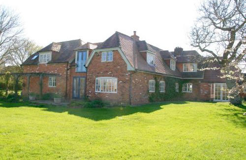 Hungerford Bed & Breakfast | Cozy Thatched Cottage with Breakfast & Accessible Amenities