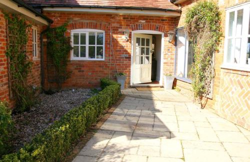 Hungerford Bed & Breakfast | Cozy Thatched Cottage with Breakfast & Accessible Amenities