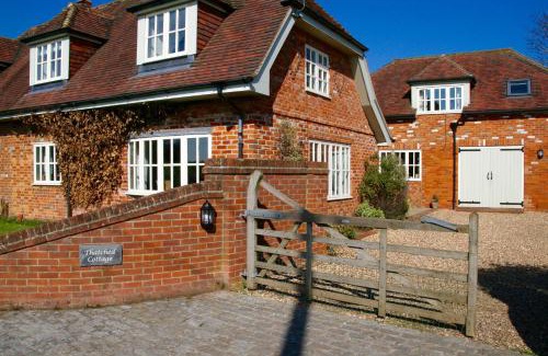 Hungerford Bed & Breakfast | Cozy Thatched Cottage with Breakfast & Accessible Amenities