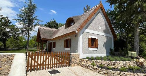 Dorgicse House | Thatched cottage