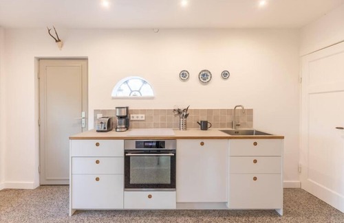 Tetenbull House | Cozy Thatched Cottage with Kitchen & Child-Friendly Space