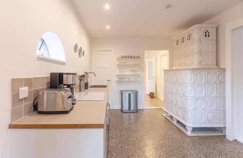 Tetenbull House | Cozy Thatched Cottage with Kitchen & Child-Friendly Space