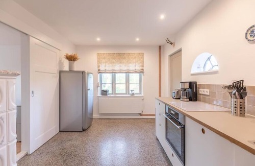 Tetenbull House | Cozy Thatched Cottage with Kitchen & Child-Friendly Space