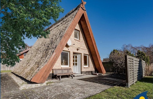 Trassenheide Cabin | Relaxing Thatched Hut in Birkenhain with Ocean Views