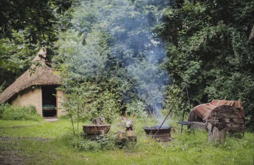 Ash Cabin | Cozy Roundhouse in Somerset: Off-Grid Escape & Campfire Fun